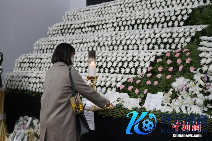 当地工夫11月1日23时45分许，韩国群众在位于首尔广场的集体焚香所漫骂梨泰院踩踏事故受难者。 中新社记者 刘旭 摄